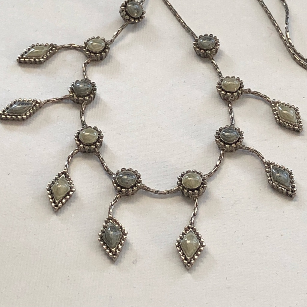 Vintage Signed Avenue Princess Dangle Necklace 5$